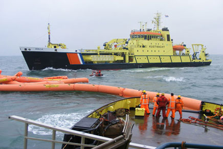 Het oliebestrijdingsvaartuig Arca op de Noordzee