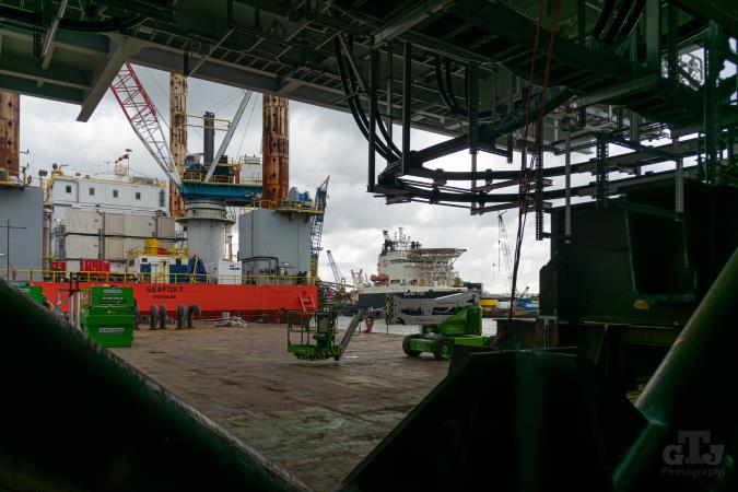 zicht op hotelschip de Seafox vanaf het platform