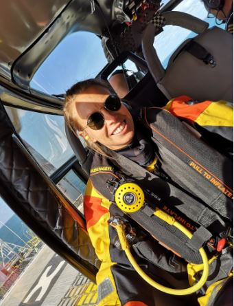 Delfine Renson, technisch manager infrastructuur MIVSP, in de helicopter, klaar om vervoerd te worden naar het platform op de Noordzee.