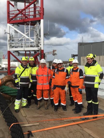 Rijkswaterstaatdelegatie voor de rood-witte MIVSP mast op het platform op de HSM-werf in Schiedam