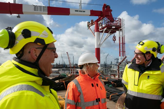 offshore coördinatoren MIVSP Paul Scharrenburg en Robert Keupers staan met Michele Blom helemaal bovenop het platform