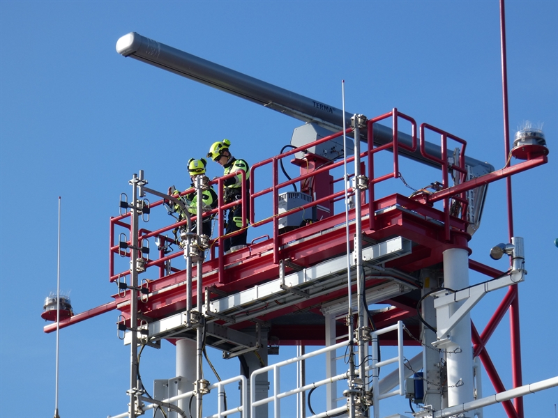 Alex Brokx aan het werk bovenin de mast