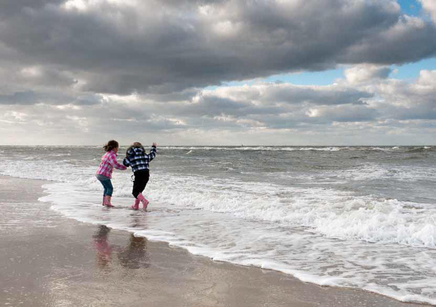 Kinderen langs de Noordzee foto Wim van Urk_4101