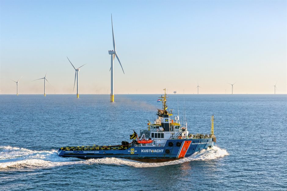 De ERTV Multraship Protector vaart langs windpark Hollandse Kust Zuid.